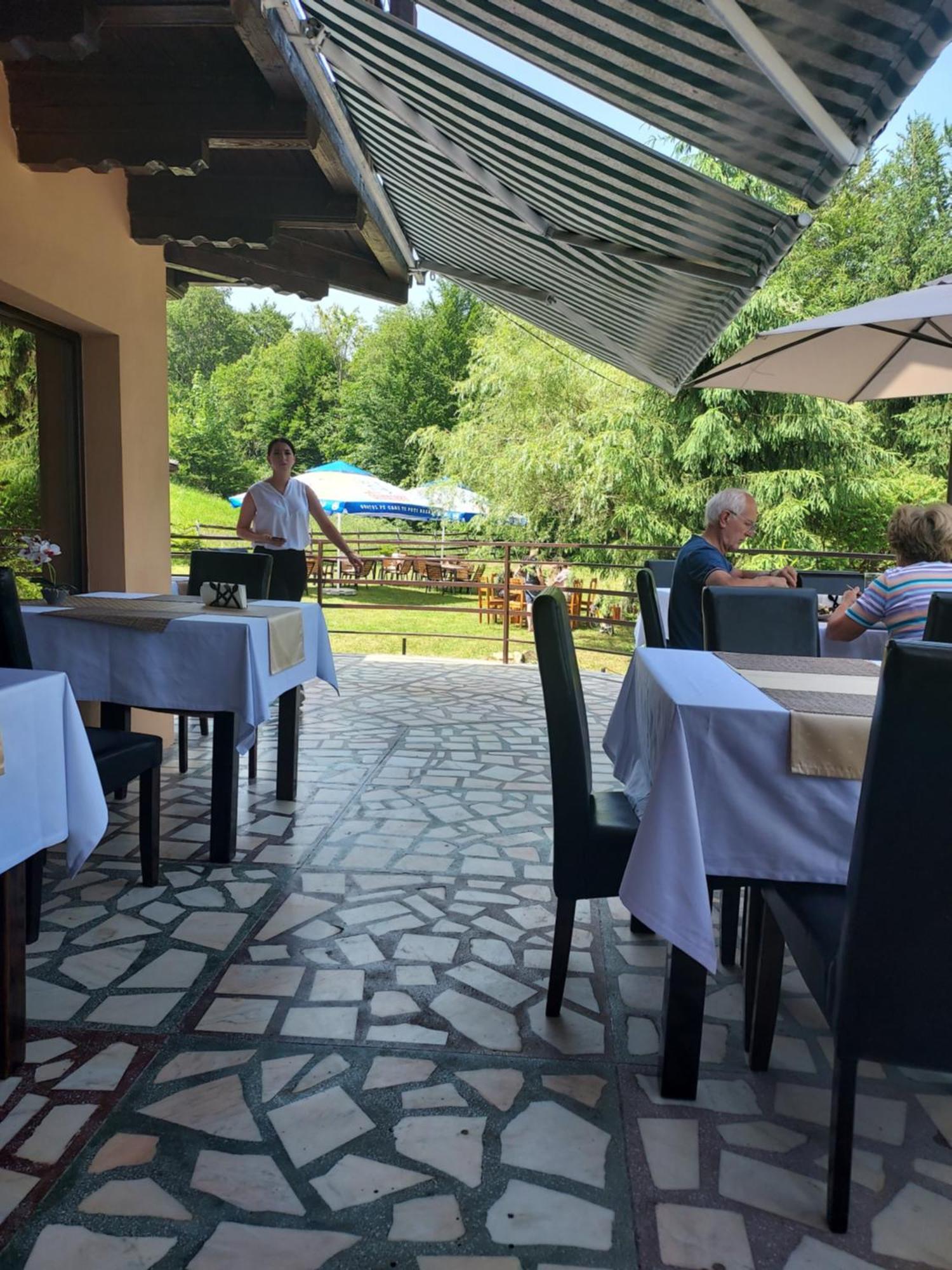 Pensiunea La Taverna Traisteni Екстер'єр фото