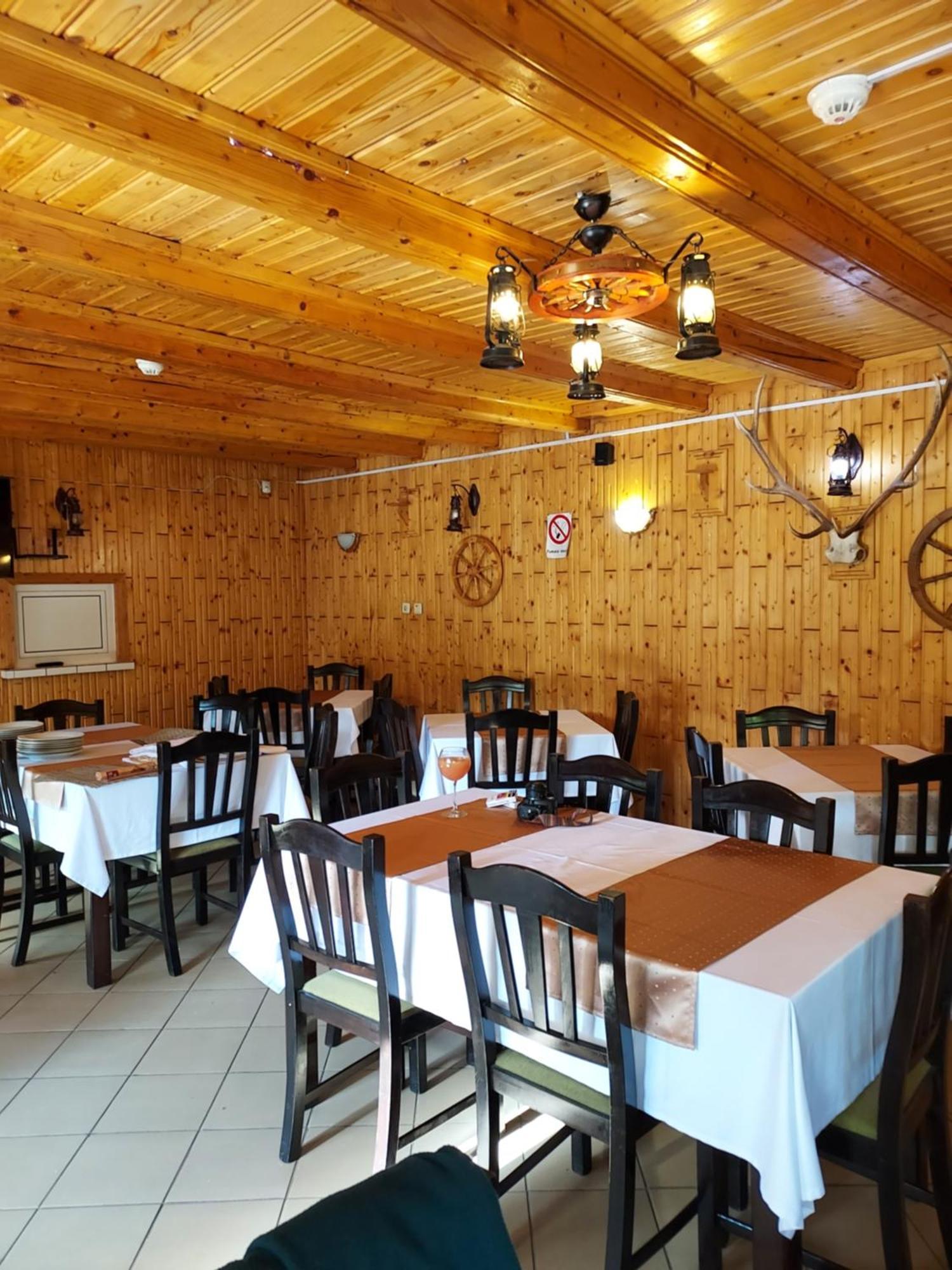 Pensiunea La Taverna Traisteni Екстер'єр фото