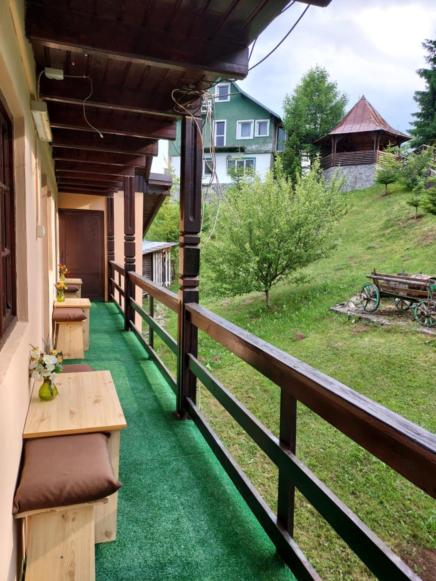 Pensiunea La Taverna Traisteni Екстер'єр фото