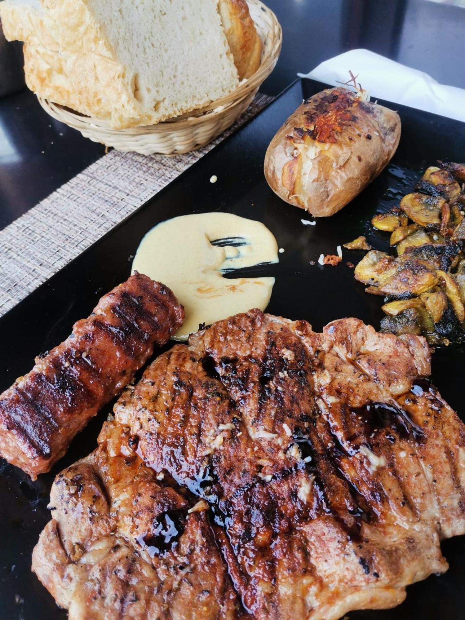 Pensiunea La Taverna Traisteni Екстер'єр фото