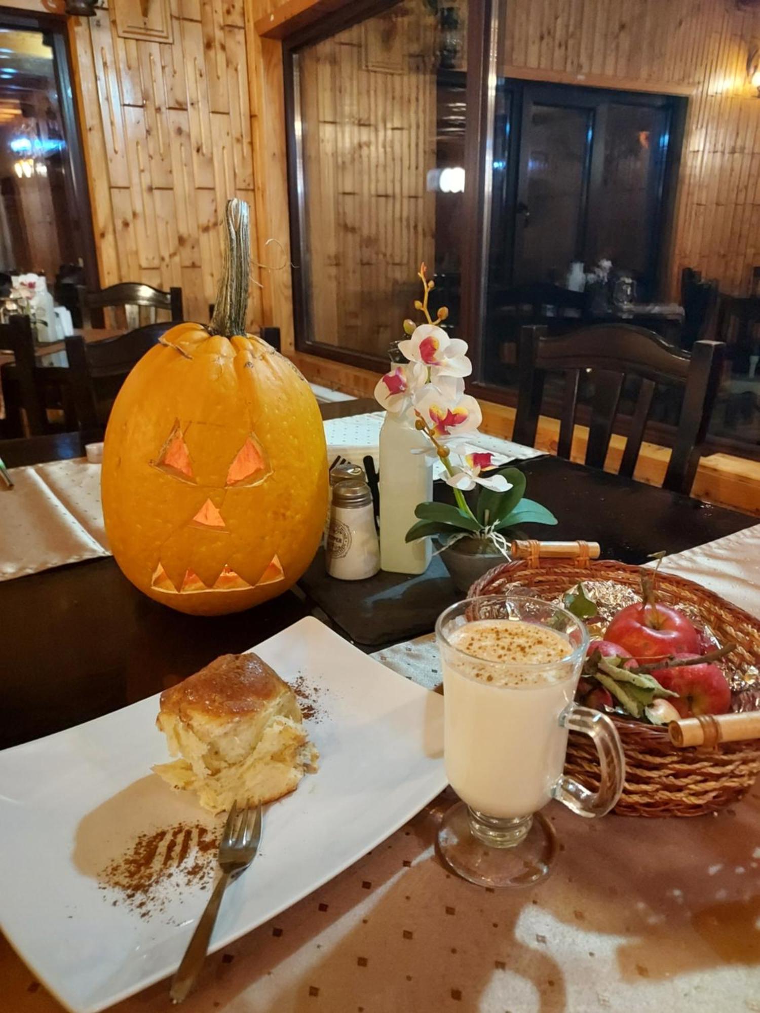 Pensiunea La Taverna Traisteni Екстер'єр фото