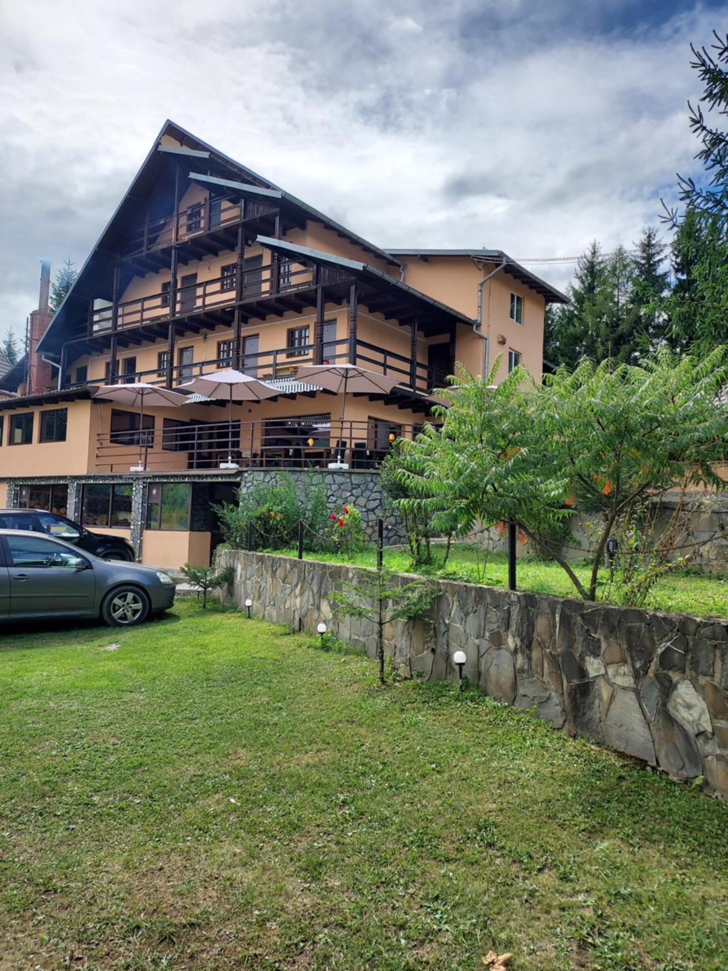Pensiunea La Taverna Traisteni Екстер'єр фото