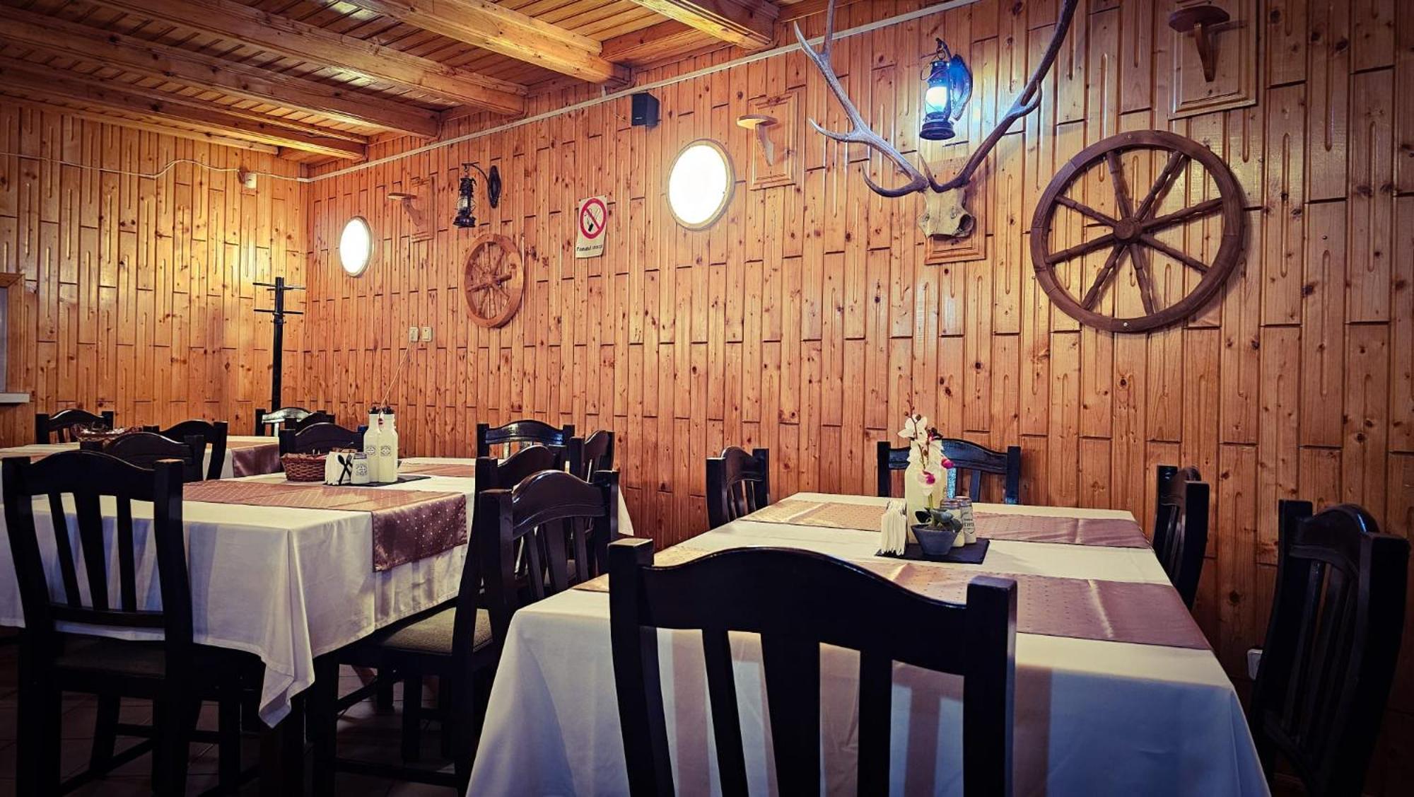Pensiunea La Taverna Traisteni Екстер'єр фото