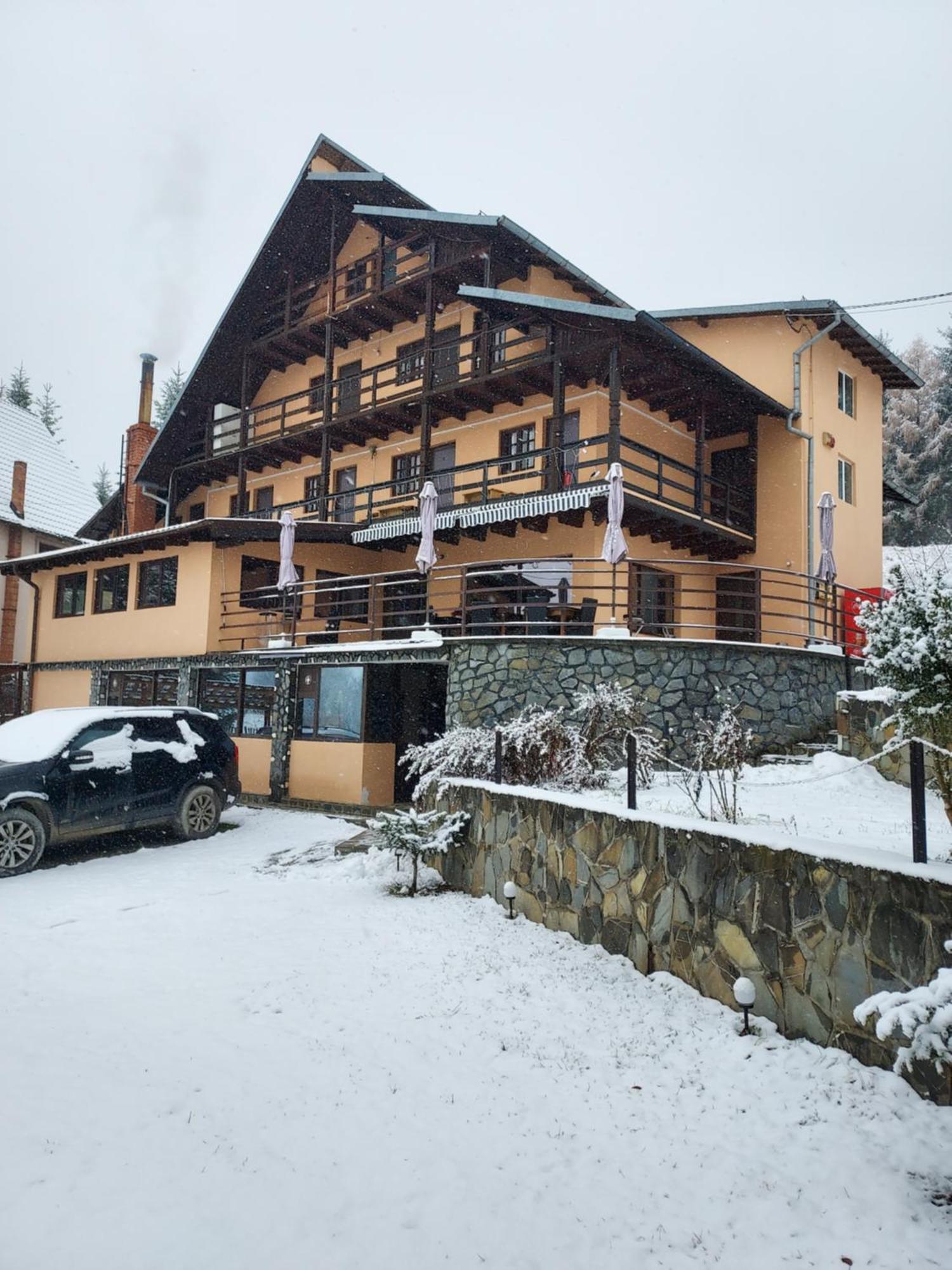 Pensiunea La Taverna Traisteni Екстер'єр фото